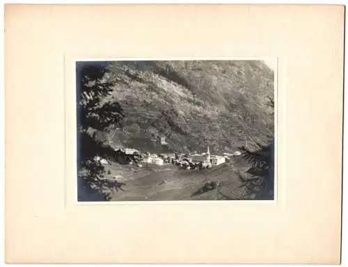 Fotografie unbekannter Fotograf, Ansicht Zermatt, Blick auf den Ort mit Felswand