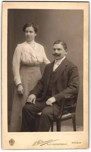 Fotografie S. Weitzmann, Wien, Frau und Mann in heller Bluse mit Roch und Herr im Anzug mit Mustasch