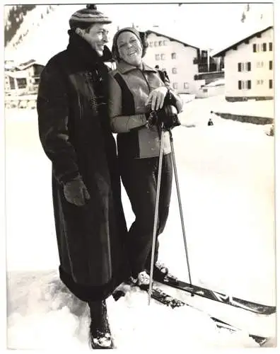 Fotografie dpa, Frankfurt / Main, Ansicht Lech am Arlberg, Kronprinzessin Beatrix der Niederlande und Prinz Claus, Skier