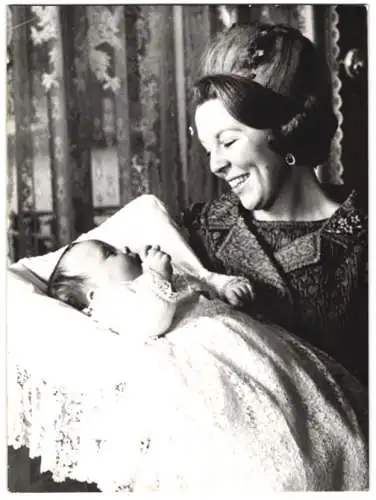 Fotografie Max Koote, Ort unbekannt, Kronprinzessin Beatrix der Niederlande mit Täufling Prinz Johan Friso, 1968