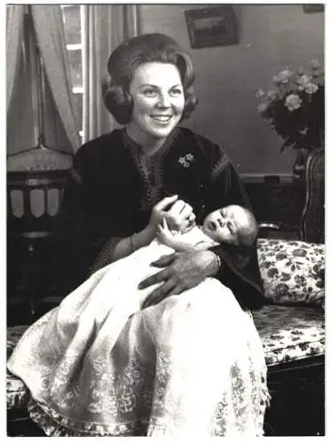 Fotografie dpa, Frankfurt / Main, Prinzessin Beatrix der Niederlande mit Sohn Willem-Alexander im Arm, 1967