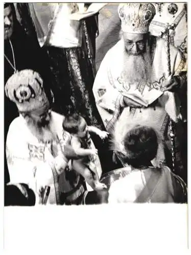 Fotografie dpa, Frankfurt / Main, Athens Erzbischof Hieronymus tauft Kronprinz Paul von Griechenland in Kathedralkirche