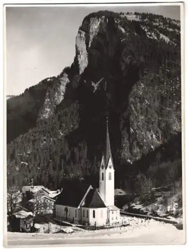 Fotografie Österreichische Lichtbildstelle, Wien, Ansicht Au (Vorarlberg), Blick auf die Kirche mit Berg