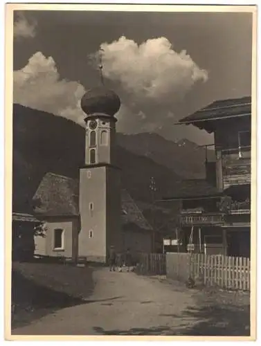 Fotografie unbekannter Fotograf, Ansicht Partenen, Blick auf die Kirche, Montafon