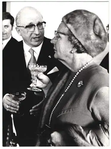 Fotografie dpa, Frankfurt / Main, Königin Juliana der Niederlande mit Ministerpräsident Heinz Kühn, in Düsseldorf