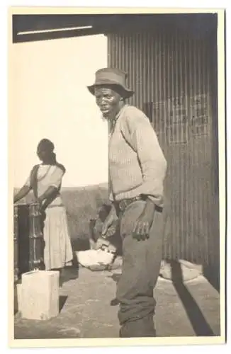 14 Fotografie unbekannter Fotograf, Ansicht Mbabane (Estwatini), Einwohner in DSWA Uniform, Eingeborene