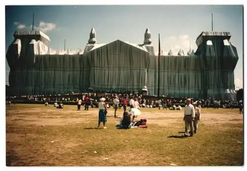 10 Fotografien Ansicht Berlin, Reichstagsverhüllung durch Christo und Jean Claude, Detail des Stoffes