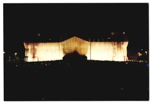 10 Fotografien Ansicht Berlin, Reichstagsverhüllung durch Christo und Jean Claude, Detail des Stoffes