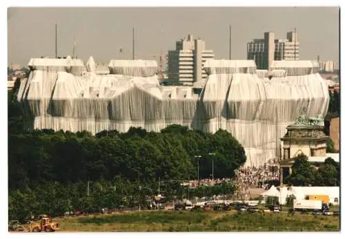 10 Fotografien Ansicht Berlin, Reichstagsverhüllung durch Christo und Jean Claude, Detail des Stoffes