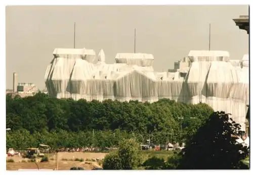 10 Fotografien Ansicht Berlin, Reichstagsverhüllung durch Christo und Jean Claude, Detail des Stoffes