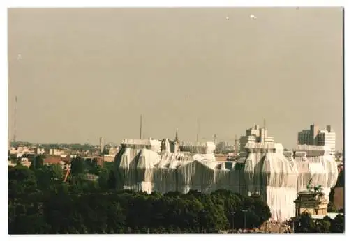10 Fotografien Ansicht Berlin, Reichstagsverhüllung durch Christo und Jean Claude, Detail des Stoffes