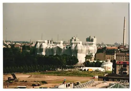 10 Fotografien Ansicht Berlin, Reichstagsverhüllung durch Christo und Jean Claude, Detail des Stoffes
