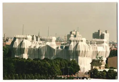 10 Fotografien Ansicht Berlin, Reichstagsverhüllung durch Christo und Jean Claude, Detail des Stoffes