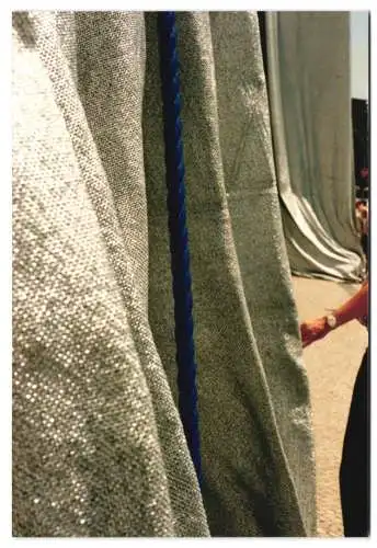 10 Fotografien Ansicht Berlin, Reichstagsverhüllung durch Christo und Jean Claude, Detail des Stoffes