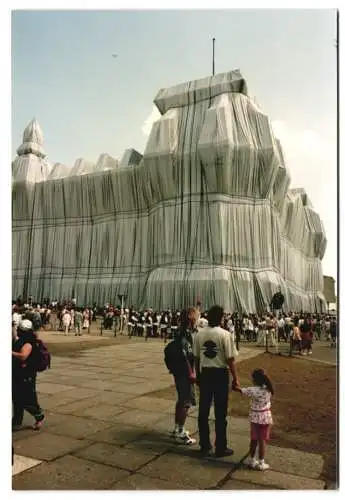 10 Fotografien Ansicht Berlin, Reichstagsverhüllung durch Christo und Jean Claude, Detail des Stoffes