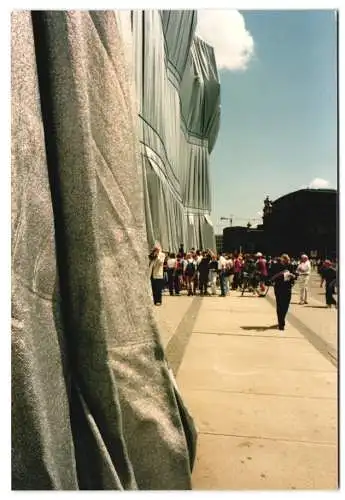 10 Fotografien Ansicht Berlin, Reichstagsverhüllung durch Christo und Jean Claude, Detail des Stoffes