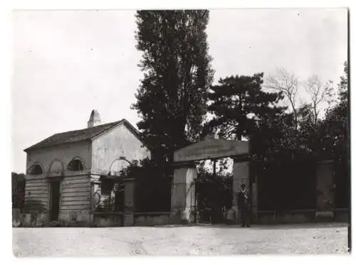 Fotografie unbekannter Fotograf, Ansicht Wien-Währing, Eingangsportal zum Friedhof mit Kapelle