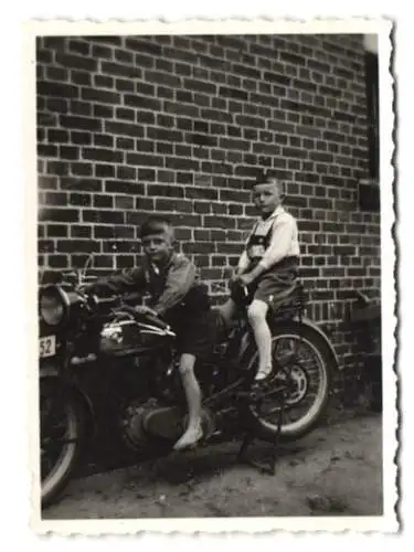 Fotografie zwei junge Knaben in Lederhose auf einem Puch Motorraf