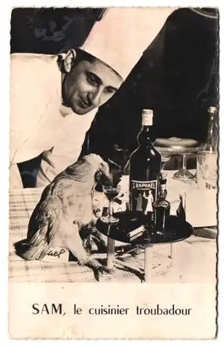 Fotografie Ansicht Neauphle-le-Château, Rôtisserie Le Coq Hardi, Hahn trinkt aus einem Schnapsglas nebst Koch