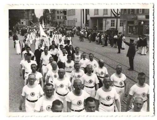 Fotografie A. Hauer, Waihingen a. F., Ansicht Sindelfingen, Herren in Sportdress beim Kreisturnfest 1934