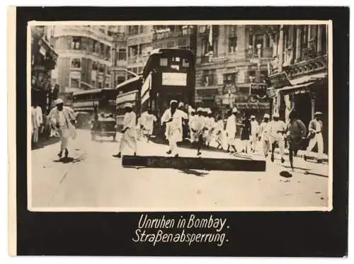 Fotografie unbekannter Fotograf, Ansicht Bombay, Unruhe und Strapenabsperrung in der Stadt, Doppeldecker Busse