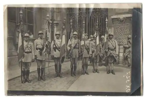 Fotografie unbekannter Fotograf und Ort, französische Soldaten in Uniform mit Standarten und Orden