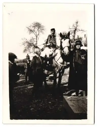 Fotografie unbekannter Fotograf und Ort, Nationaltracht eines griechischen freiwillingen Königsschützen zu Pferde, 1927