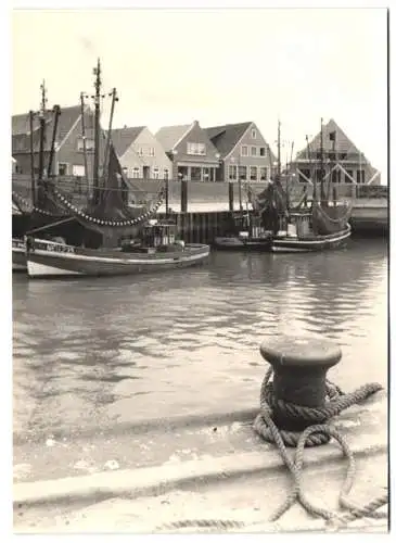 Fotografie unbekannter Fotograf, Ansicht Neuharlingersiel, Blick auf den Hafen mit Fischerbooten