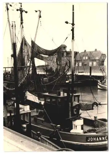 Fotografie unbekannter Fotograf, Ansicht Neuharlingersiel, Fischerboot Johanne im Hafen