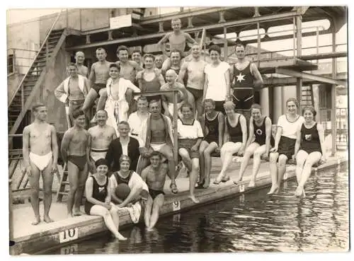 Fotografie Gerhard Riebicke, Charlottenburg, Ansicht Berlin, Schwimmkurs im deutschen Stadion, Fotografenstempel