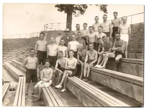 Fotografie Gerhard Riebicke, Charlottenburg, Ansicht Berlin, Schwimmkurs im deutschen Stadion, nicht signiert gestempelt