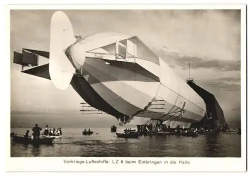 Fotografie unbekannter Fotograf und Ort, LZ 6 beim Einbringen in die Halle, Zeppelin-Weltfahrten