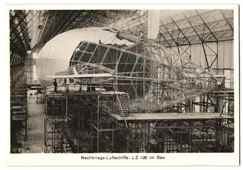 Fotografie unbekannter Fotograf und Ort, Nachkriegs-Luftschiff Zeppelin LZ 126 im Bau, Drahtgerippe