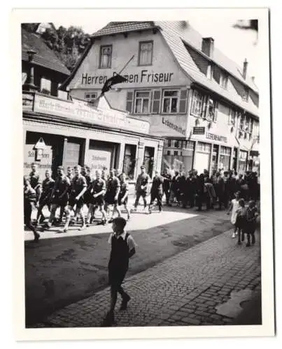 Fotografie unbekannter Fotograf, Ansicht Calw, HJ maschiert durch die Stadt, Schuhgeschäft Fritz Schuler