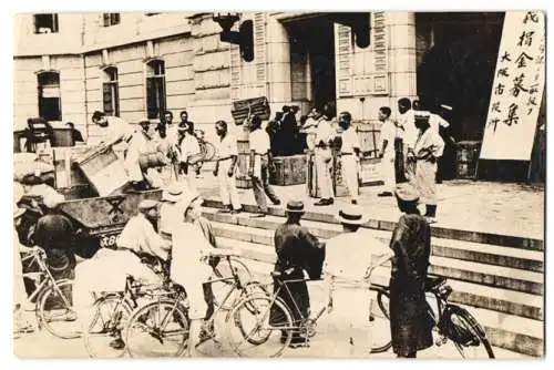 Fotografie unbekannter Fotograf und Ort, Chinesen spenden für das Rathaus, Fahrrad