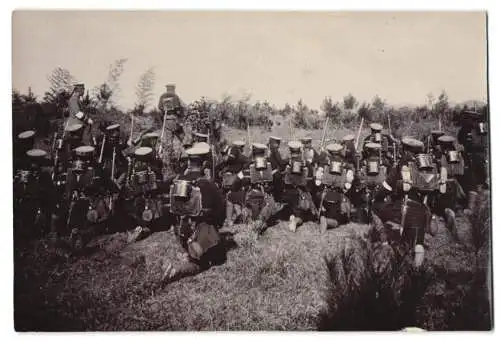 Fotografie unbekannter Fotograf und Ort, chinesische Soldaten in Uniform mit Marschgepäck lauern in Deckung, Offizier