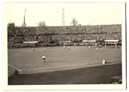 3 Fotografien Ansicht Wien, Fussballspiel 1957 Österreich - BRD im Praterstadion beim Stand von 2:1
