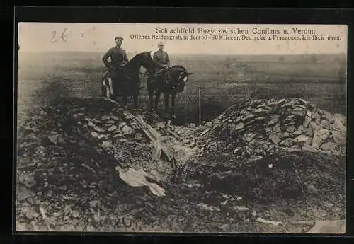 AK Schlachtfeld Buzy, Zwei berittene Soldaten an einem offenen Soldatengrab für Deutsche und Franzosen