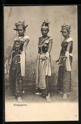 AK Singapur, Drei Frauen in festlicher Kleidung