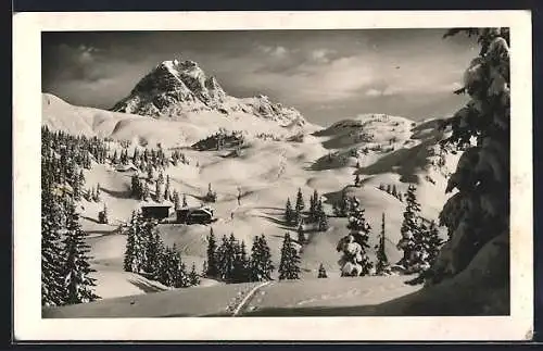 AK Körbersee /Voralrberg, Gesamtansicht im winterlichen Bergidyll