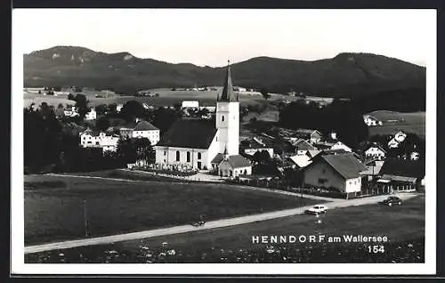 AK Henndorf am Wallersee, Gesamtansicht mit Strasse und Bergblick