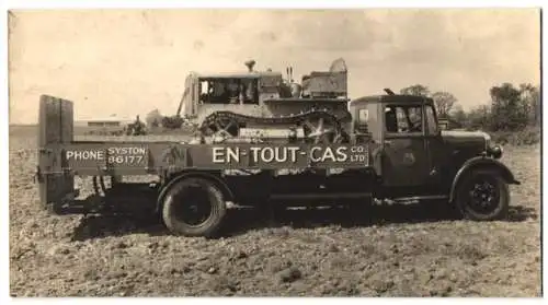 Fotografie Jordan, Leicester, Lastwagen Morris En-Tout-Cas Co. LTD, LKW hat Caterpillar Bulldozer / Planierraupe geladen