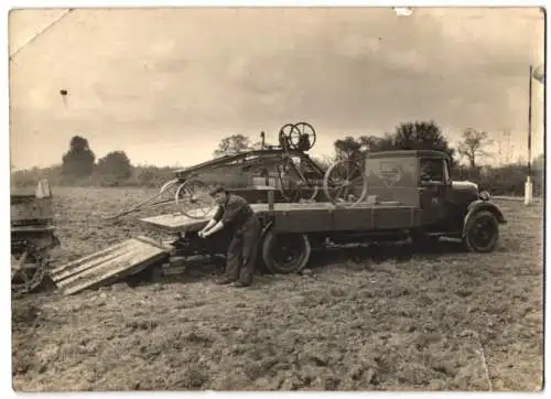 Fotografie Jordan, Leicester, Lastwagen Morris lädt ein Traktor-Anbaugerät ab