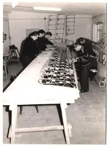 Fotografie Ilse Burscher, Kiel, Flugzeug-Bauer tauschen Bespannung einer Tragfläche in Halle D aus