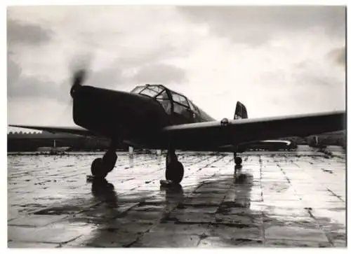 Fotografie Magnussen, Kiel, Ansicht Kiel, Flugzeug Bücker, Niederdecker auf dem Rollfeld stehend