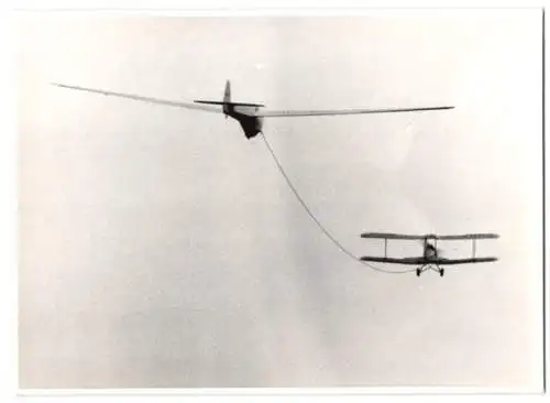 Fotografie Magnussen, Kiel, Segelflug, Segelflugzeug im Schlepp hinter Doppeldecker-Flugzeug