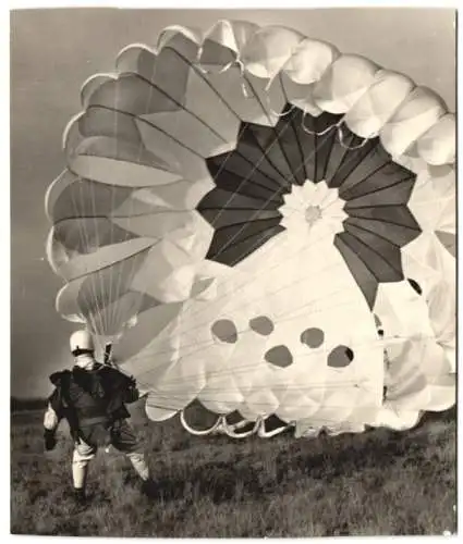 Fotografie Fallschirmspringer kurz nach der Landung