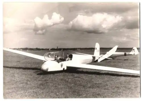 Fotografie Ilse Burscher, Kiel, Segelflugzeug Kennung D-3505 kurz nach der Landung auf einem Fluplatz