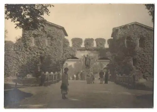 Fotografie unbekannter Fotograf, Ansicht Bad Homburg, der Eingang zur Römerkastell Saalburg mit Statue