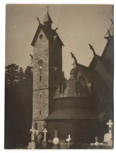 Fotografie unbekannter Fotograf, Ansicht Brückenberg, die Kirche Wang mit Gräbern